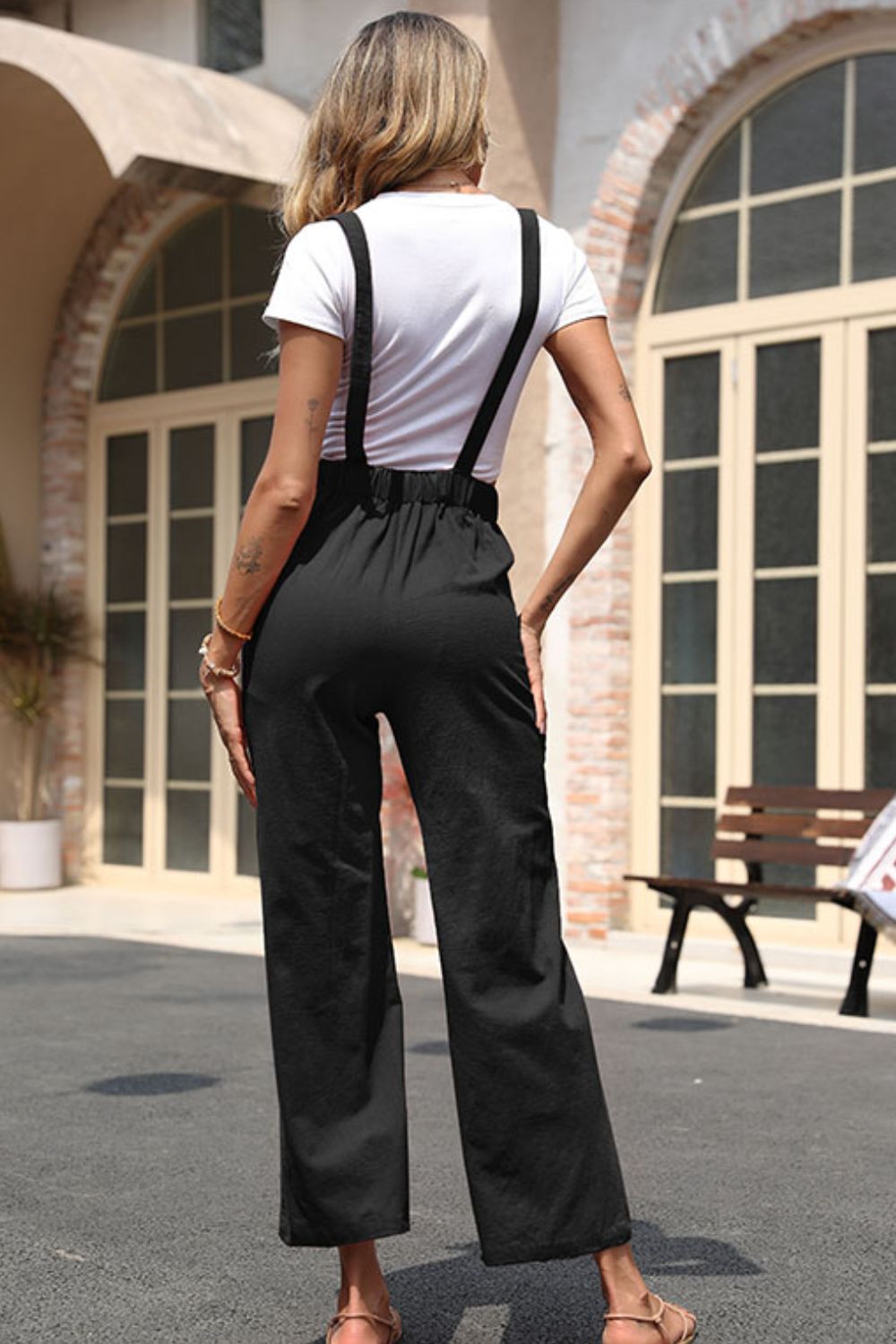 Timeless straight-leg overalls with straps that adjust for comfort